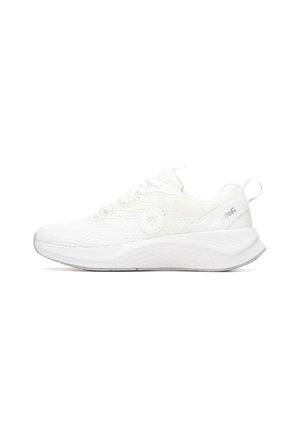 Zapatilla deportiva blanca con parte superior de malla texturizada, suela flexible y talón redondeado. Presenta cordones y un detalle circular en el lateral.