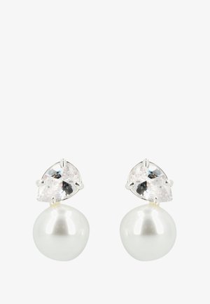 Orecchini a goccia con perle e chiodini in gemme trasparenti di forma triangolare, montati su metallo di tonalità argento, mostrati su uno sfondo bianco.