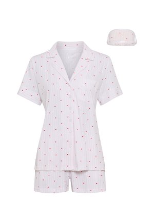 Σετ πιτζάμες με κοντό μανίκι από λευκό ύφασμα με κόκκινο σχέδιο καρδιών και λεπτές ροζ ρίγες· περιλαμβάνει ταιριαστή κορδέλα για τα μαλλιά· διαθέτει τσέπη.