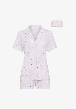 Pyžamový komplet s krátkými rukávy z bílé látky s motivem červených srdcí a tenkými růžovými pruhy; součástí je i čelenka v odpovídajícím designu; má kapsu.