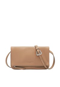 Ledertasche in Tan mit einer glatten Oberfläche, minimalistischem Design, verstellbarem Tragegurt und silbernen Hardware-Akzenten. Mit Reißverschluss versehene Tasche.
