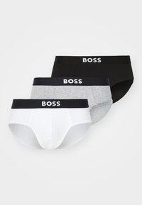 Drei Paar Herrenunterhosen in Weiß, Grau und Schwarz, ausgestattet mit elastischem Bund mit "BOSS"-Markierung in kontrastierendem weißen Text.