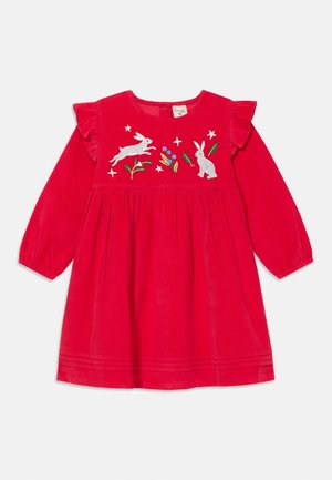 Rotes langärmeliges Kleinkindkleid mit gerafften Schultern, bestickten weißen Kaninchen, Sternen und bunten Blättern auf der Brust.