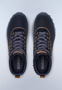 Scarpe da trekking blu navy con finitura testurizzata, dettagli in beige, occhielli metallici e lacci viola; progettate per durabilità e aderenza.