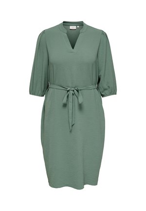 Robe verte douce longueur genoux avec col en V, manches trois-quarts bouffantes, tissu texturé et ceinture assortie à nouer à la taille.