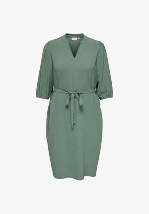 Robe verte douce longueur genoux avec col en V, manches trois-quarts bouffantes, tissu texturé et ceinture assortie à nouer à la taille.