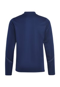 Camicia a maniche lunghe blu navy con colletto piatto, caratterizzata da una texture liscia e da cuciture bianche lungo le spalle e le maniche.