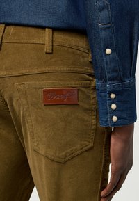 Wrangler TEXAS - Vaqueros rectos - kangaroo