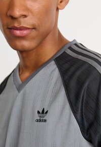 adidas Originals Μπλουζάκι με στάμπα - black/grey