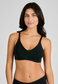 Sostén inalámbrico negro con un diseño de cuello en V, hecho de una tela suave. Presenta tirantes ajustables y un acabado sin costuras. Estilo sencillo y minimalista.