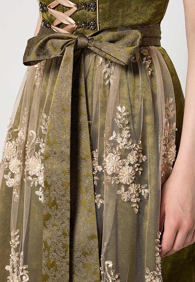 Grünes Kleid mit einer Spitzenbustier, satiniertem Band und einem fließenden, transparenten Überzug mit floralen Stickereien in Beige und goldenen Akzenten.