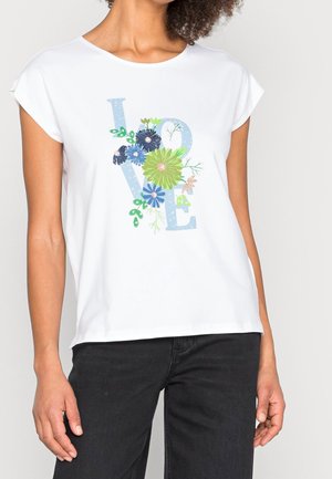 Biały t-shirt z krótkim rękawem z kwiatowym wzorem i napisem "LOVE" w kolorze niebieskim, ozdobiony zielonymi i niebieskimi kwiatami. Gładka faktura.
