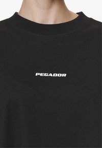 Pegador ARENDAL LOGO HEAVY OVERSIZED TEE - Marškinėliai su spaudiniu - black