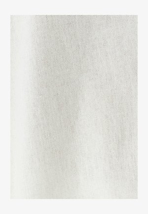 Tejido texturizado de color blanco roto con un sutil patrón de tejido, que presenta una apariencia ligera y aireada adecuada para aplicaciones versátiles.