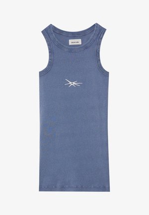 Blauwe ribbel tankjurk met een ronde halslijn, mouwloos ontwerp en witte logodetail in het midden. Gladde textuur, knielange pasvorm.