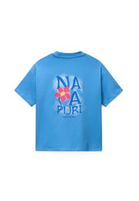 T-shirt bleu à manches courtes avec une fleur rose et un texte bleu stylisé "NA NA PURI" ainsi qu'un texte plus petit "Make Your Mark" au dos.