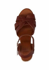 Bruine leren sandaal met geweven bovenkant, open teenontwerp, enkelband met gespsluiting en espadrille-stijl jutezool.