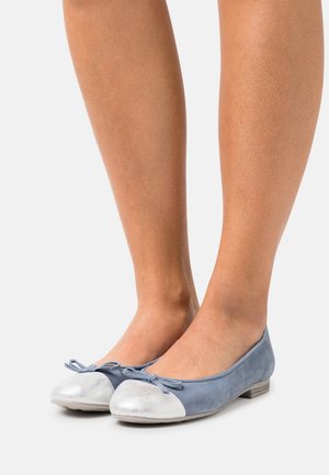 Blauwe sued ballet flats met metalen zilveren puntneuzen, een klein strikje aan de voorkant en een lage hak. Glad oppervlak.