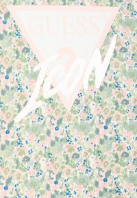 Pastel blomsterstof med små pink, grønne og blå blomster, prydet med et svagt Guess trekantlogo og hvid håndskrevet tekst "LEON."