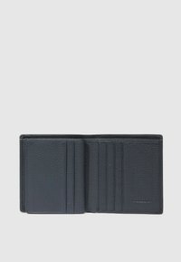 Cartera de cuero en gris oscuro con un acabado texturizado. Cuenta con múltiples ranuras para tarjetas y un diseño compacto, mostrando detalles simples y funcionales.