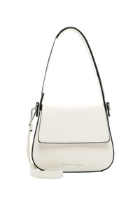 Bolso de hombro de cuero blanco con detalles en negro, forma estructurada, correa única, cierre magnético con solapa y acentos de hardware en plata.