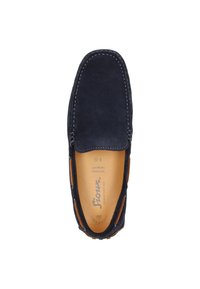 Marineblaue Wildleder-Mokassins mit tanfarbenen Lederakzenten, strukturiertem Design, kontrastierenden Nähten und glattem Innenfutter. Mit Markenlogo innen.