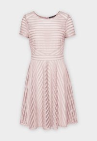 Różowa sukienka z krótkim rękawem, charakteryzująca się perforowanym wzorem w skośne paski, dopasowanym gorsetem i rozkloszowaną spódnicą, wykonana z lekkiego materiału.