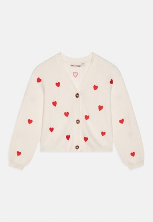 Cardigan bianco con bottoni, decorato con motivi a cuore rossi sparsi sulle maniche e sul davanti, con tre bottoni marroni e scollatura a V.