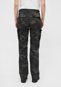 Camouflage cargobroek in donkergroen en zwart, met kleppen op de zakken, een rechte pasvorm en een duurzame stof met een gladde textuur.