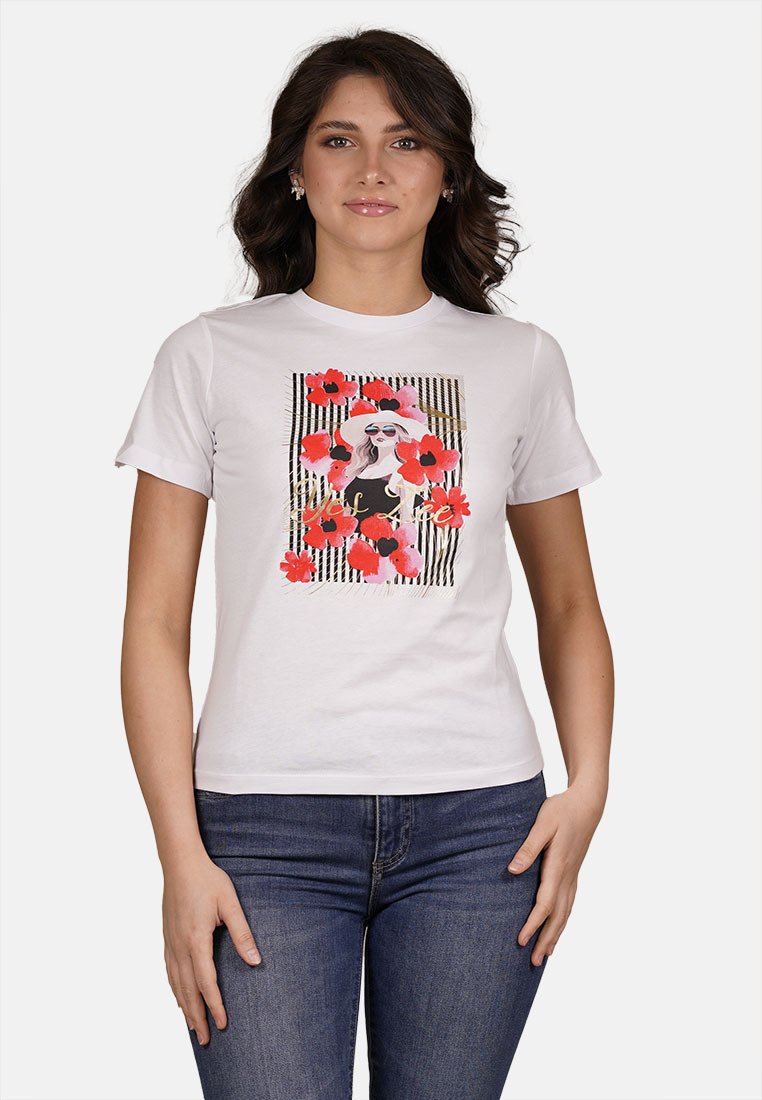 T-shirt bianca in cotone con una stampa grafica di una donna in nero con occhiali da sole, circondata da fiori rossi e rosa su strisce in bianco e nero.