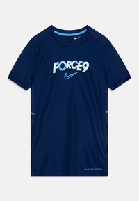 T-shirt de sport à manches courtes bleu marine, fabriqué en tissu léger, avec "FORCE9" et le logo Nike en bleu clair sur le devant.