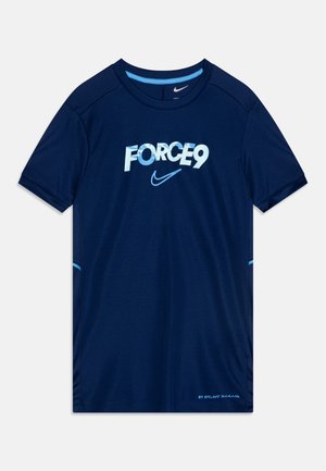 Tamsiai mėlynas trumpas rankovėmis sportinis marškinėliai, pagaminti iš lengvos medžiagos, priekyje su šviesiai mėlynu užrašu "FORCE9" ir Nike logotipu.
