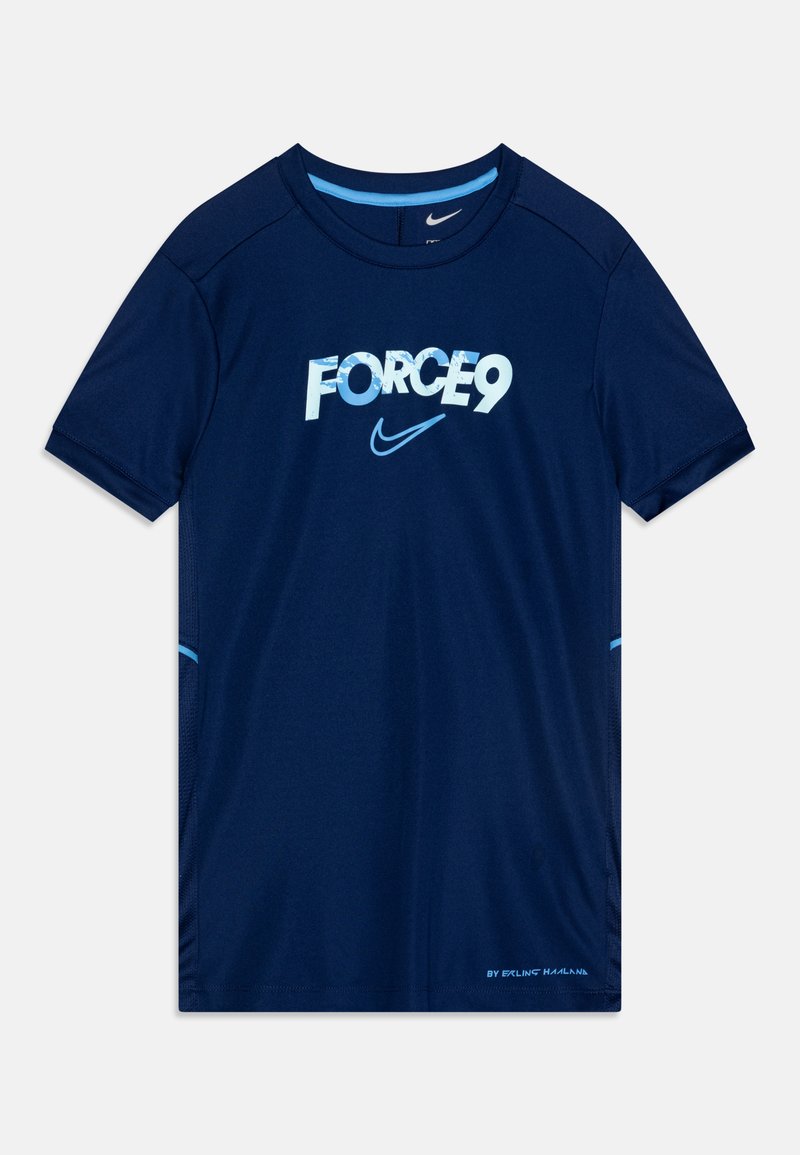 T-shirt de sport à manches courtes bleu marine, fabriqué en tissu léger, avec "FORCE9" et le logo Nike en bleu clair sur le devant.