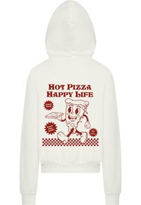 Bjela dukserica s crvenim grafičkim dizajnom nasmijanog komada pizze koji drži pizzu. Natpis glasi "Vruća pizza sretan život" u razigranom fontu.