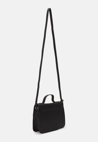 Černá crossbody taška vyrobená z kůže s hladkým povrchem, obsahující odnímatelný popruh, horní rukojeť a přední klopu s horizontálním švem.