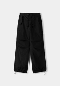 Svarta avslappnade byxor i lätt tyg, med elastisk midja och dragsko, sidofickor och justerbara muddar.