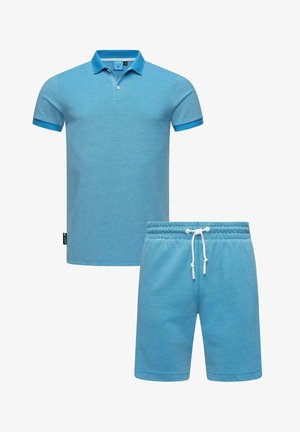 Lyseblå polo-skjorte med fast krage, kortermet, og tre-knappslukking; matchende shorts med snøring i samme farge.
