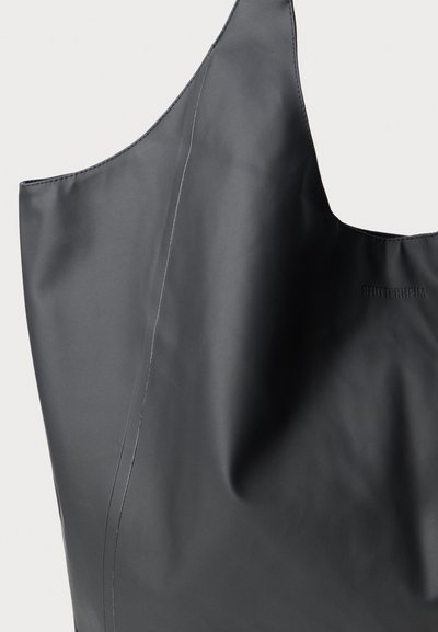 Borsa tote nera impermeabile con texture liscia, ampia apertura e branding discreto. Caratterizzata da dettagli di cucitura minimi per un design elegante.
