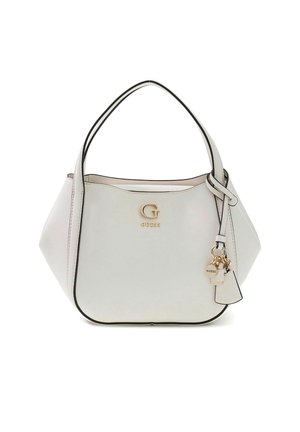 Weiße Guess-Handtasche mit schwarzem Besatz, goldenem Logo vorne, einem Griff und angebrachtem Schlüsselanhänger mit Schloss und Anhänger.