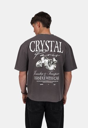 Graues Übergröße-T-Shirt mit weißem Text und Diamantillustrationen auf dem Rücken, aus Baumwolle mit weicher Textur und lässigem Schnitt.