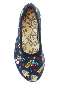 Canvas-Slipper mit navy Hintergrund, der farbenfrohe fußballthematische Grafiken und eine gemusterte Innensohle mit Branding-Details zeigt.