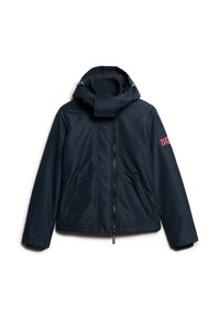 Granatowa wodoodporna kurtka z zamkiem z przodu, regulowanym kapturem i dwoma bocznymi kieszeniami. Ma teksturowaną powierzchnię i czerwone logo na rękawie.