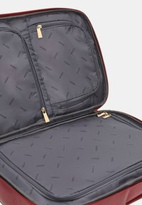 Guess NOROM OPTIK - Tagesrucksack - rot