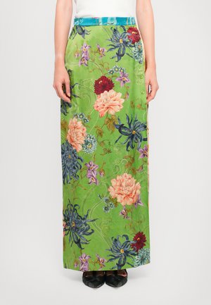 Maxikleid mit Blumenmuster aus grünem Stoff, verziert mit bunten Blumen, einem eng anliegenden Taillenbund und seitlichen Knöpfen zum Schließen. Strukturiertes Blumenmuster.