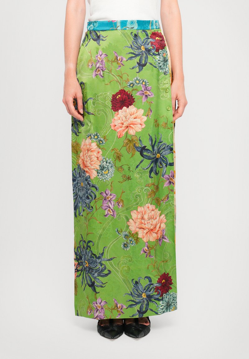 Gonna maxi floreale realizzata in tessuto verde con fiori multicolori, cintura aderente e bottoni laterali per la chiusura. Motivo floreale testurizzato.