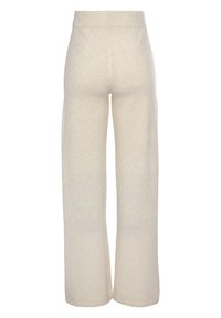 Beige wijde broek gemaakt van zachte stof. Heeft een geribde tailleband en een gladde textuur met nette randen.