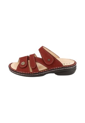 Sandalo rosso in pelle con punta aperta, cinturini regolabili, soletta imbottita beige, dettagli decorativi in metallo e suola nera a zeppa bassa.