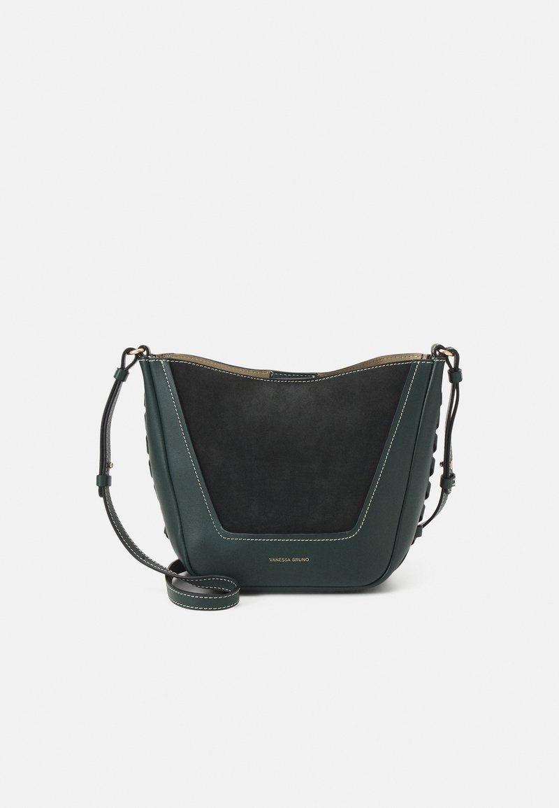 Sac bandoulière en cuir vert foncé et noir avec sangle réglable et coutures blanches, présenté sur un fond blanc uni.