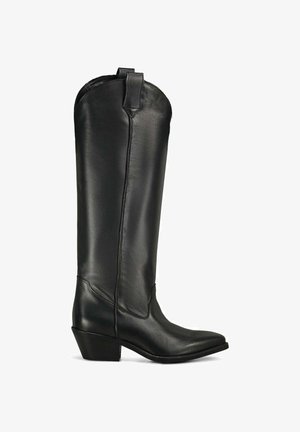 Botte de cowboy haute en cuir noir avec bout pointu, talon empilé, et languettes de tirage en haut sur fond blanc.