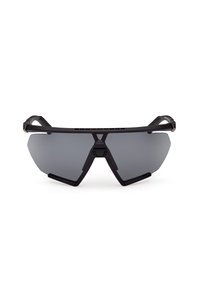Las gafas de sol negras presentan un diseño amplio y angular con lentes reflectantes oscuros. La montura incluye acentos texturizados y una construcción robusta.